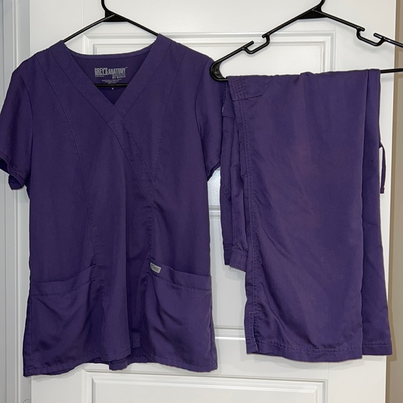 🚨CLOSING SHOP SALE🚨 Purple Greys anatomy Scrub Set - Picture 1 of 4